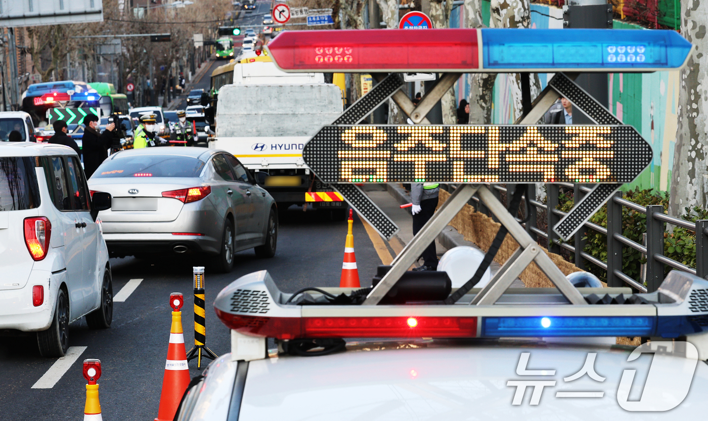 (서울=뉴스1) 오대일 기자 = 4일 오전 서울 양천구 양강초등학교 앞에서 개학 시즌을 맞아 스쿨존 음주운전 특별단속이 실시되고 있다.  2026.3.4/뉴스1