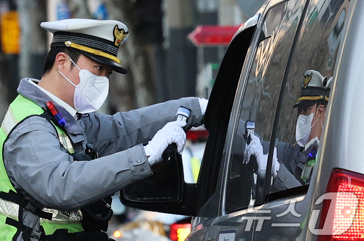 (서울=뉴스1) 오대일 기자 = 4일 오전 서울 양천구 양강초등학교 앞에서 개학 시즌을 맞아 스쿨존 음주운전 특별단속이 실시되고 있다.  2026.3.4/뉴스1