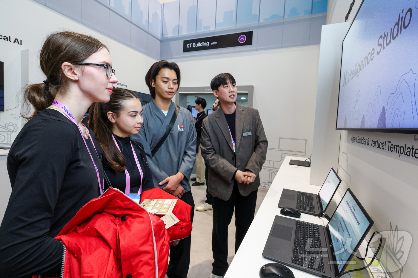 (서울=뉴스1) = KT가 스페인 바르셀로나에서 열린 MWC26에서 산업 현장의 AX 확산을 도울 AI 에이전트 제작 플랫폼 ‘에이전트 빌더’를 공개했다고 4일 밝혔다. 사진은 참 …