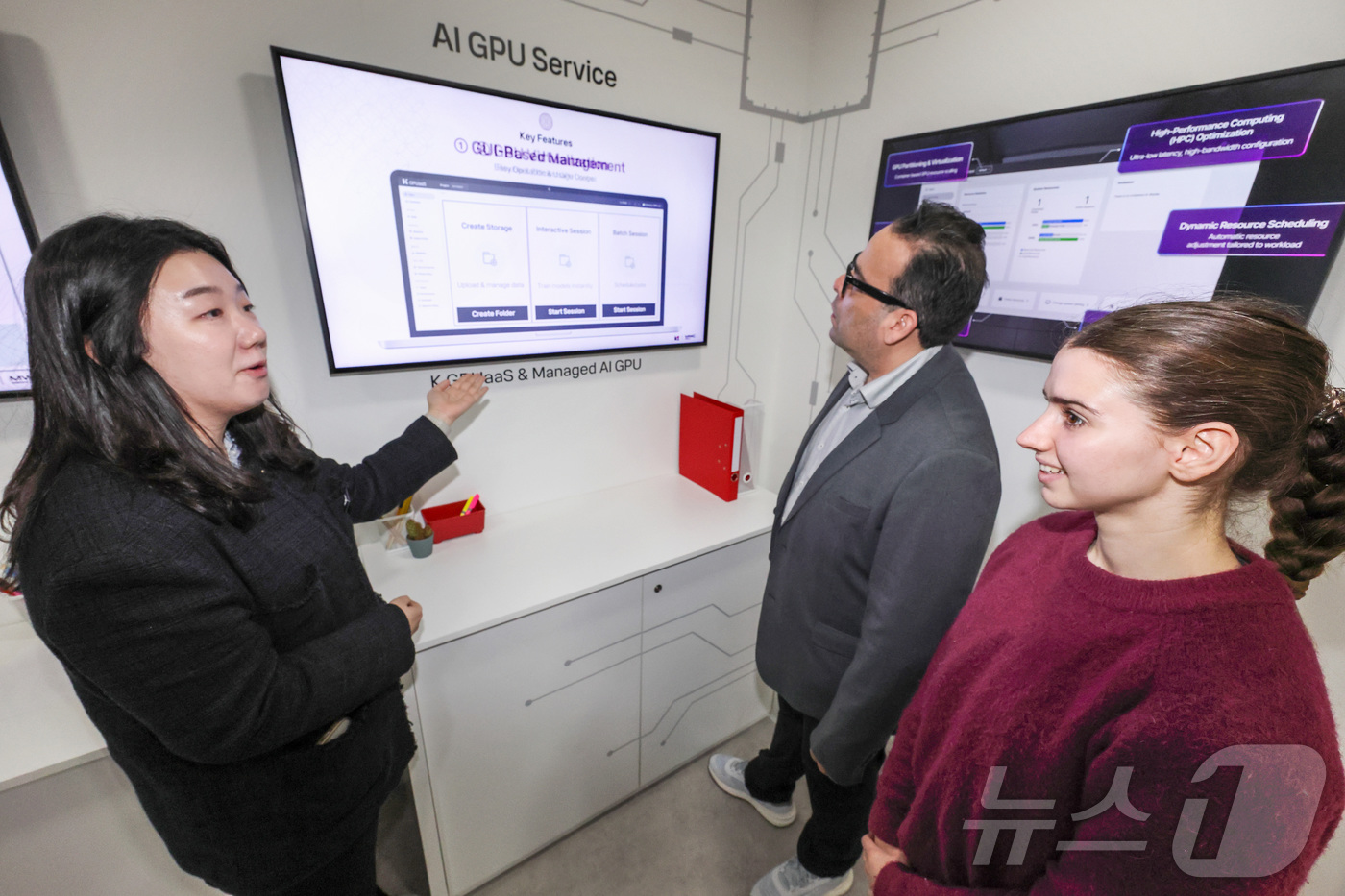 (서울=뉴스1) = KT가 스페인 바르셀로나에서 열린 MWC26에서 산업 현장의 AX 확산을 도울 AI 에이전트 제작 플랫폼 ‘에이전트 빌더’를 공개했다고 4일 밝혔다. 사진은 참 …