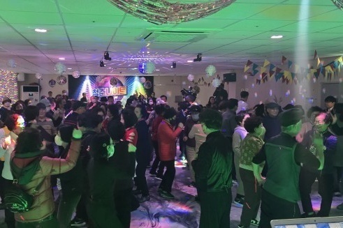 스트레스 날려요…충주시노인복지관, 청춘나이트 운영