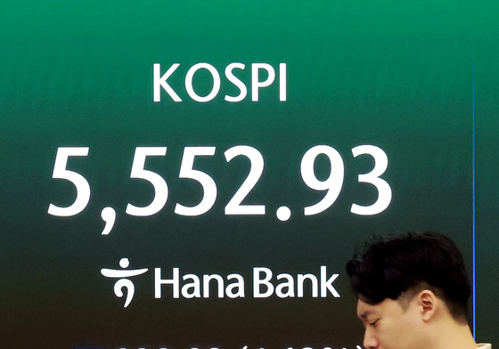 하락 출발한 코스피 '매도 사이드카 발동'