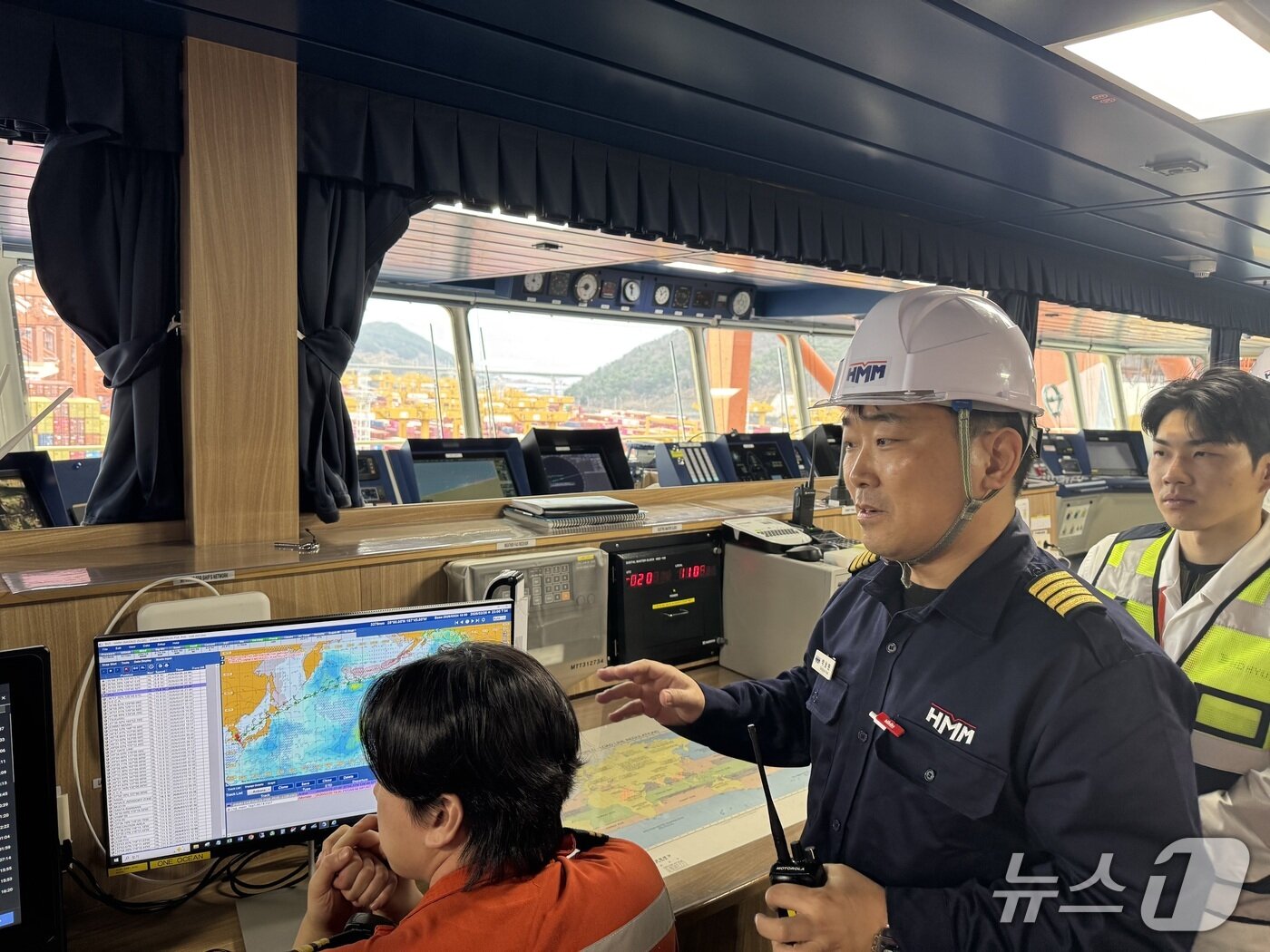본문 이미지 - 지난달 26일 HMM 에메랄드호에서 박상현 선장이 자율운항 설루션 하이나스 컨트롤에 대해 설명하는 모습 2026.3.4/뉴스1 ⓒ 뉴스1 박종홍 기자