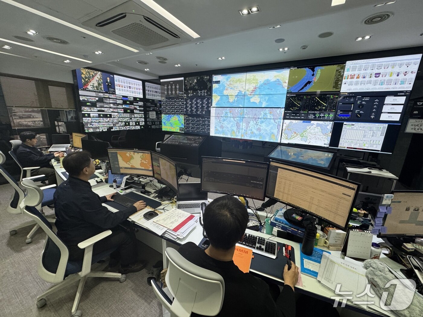 본문 이미지 - 지난달 26일 부산 HMM 선박종합상황실 내부 모습 2026.3.4/뉴스1 ⓒ 뉴스1 박종홍 기자