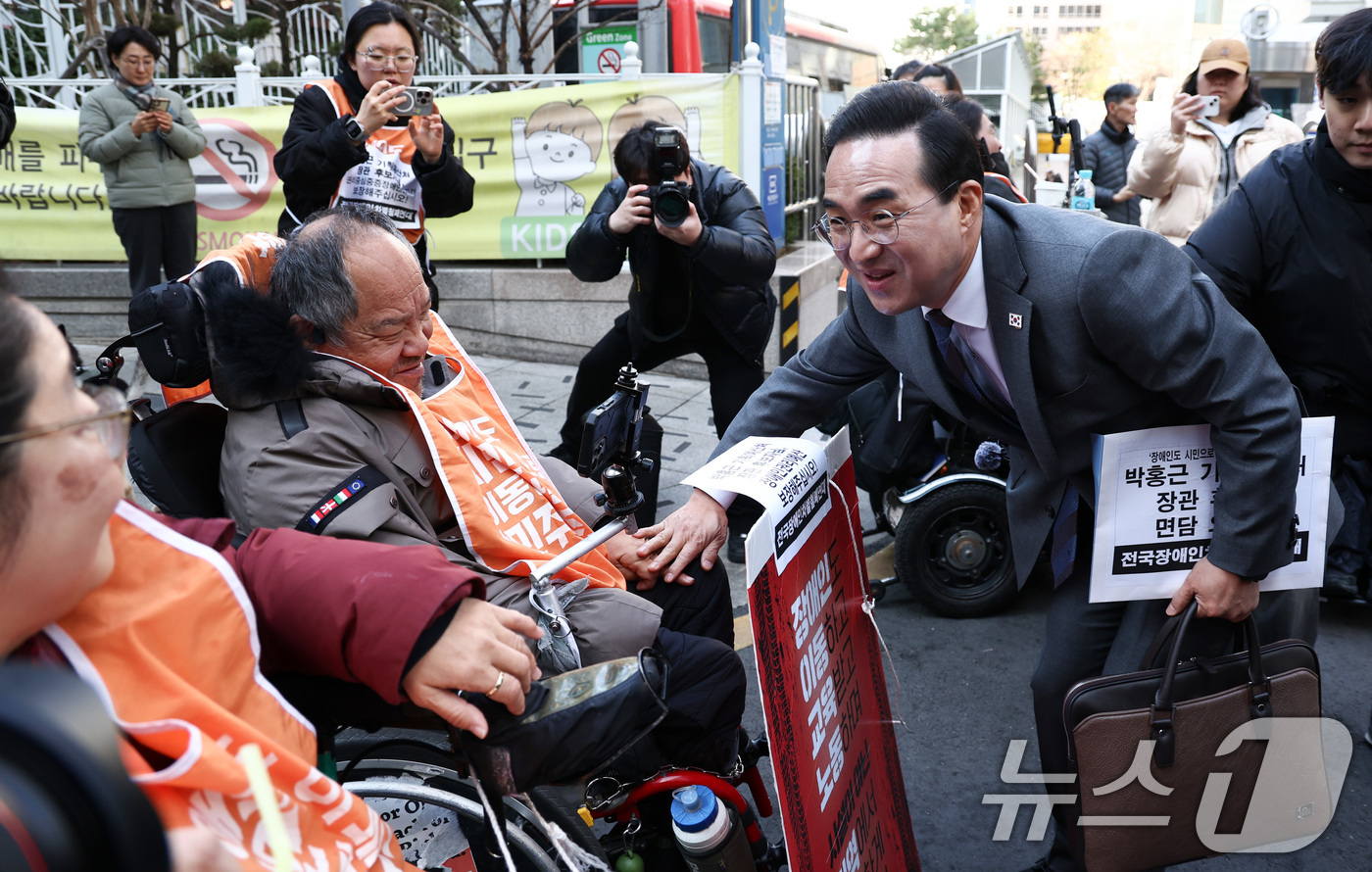 (서울=뉴스1) 최지환 기자 = 박홍근 기획예산처 장관 후보자가 4일 오전 서울 중구 예금보험공사 본사에 마련된 인사청문회 준비 사무실로 출근하는 중 박경석 한국장애인차별철폐연대( …