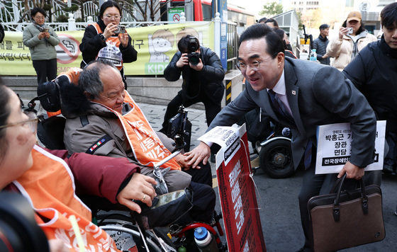 전장연 활동가들과 인사 나누는 박홍근 후보자