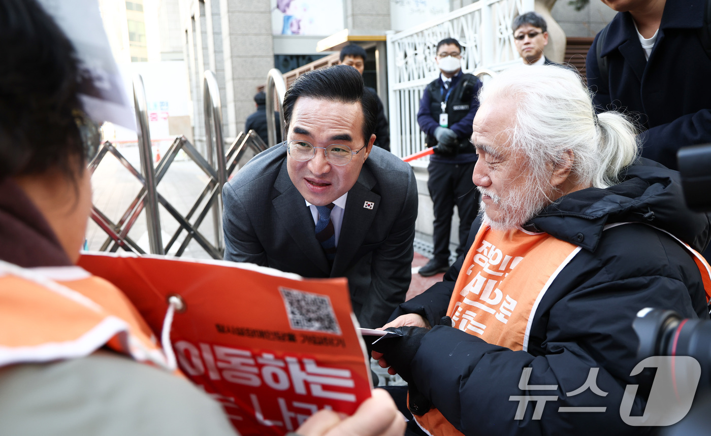 (서울=뉴스1) 최지환 기자 = 박홍근 기획예산처 장관 후보자가 4일 오전 서울 중구 예금보험공사 본사에 마련된 인사청문회 준비 사무실로 출근하는 중 박경석 한국장애인차별철폐연대( …