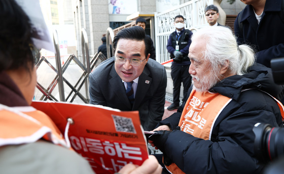 전장연 활동가들과 대화 나누는 박홍근 기획예산처 장관 후보자