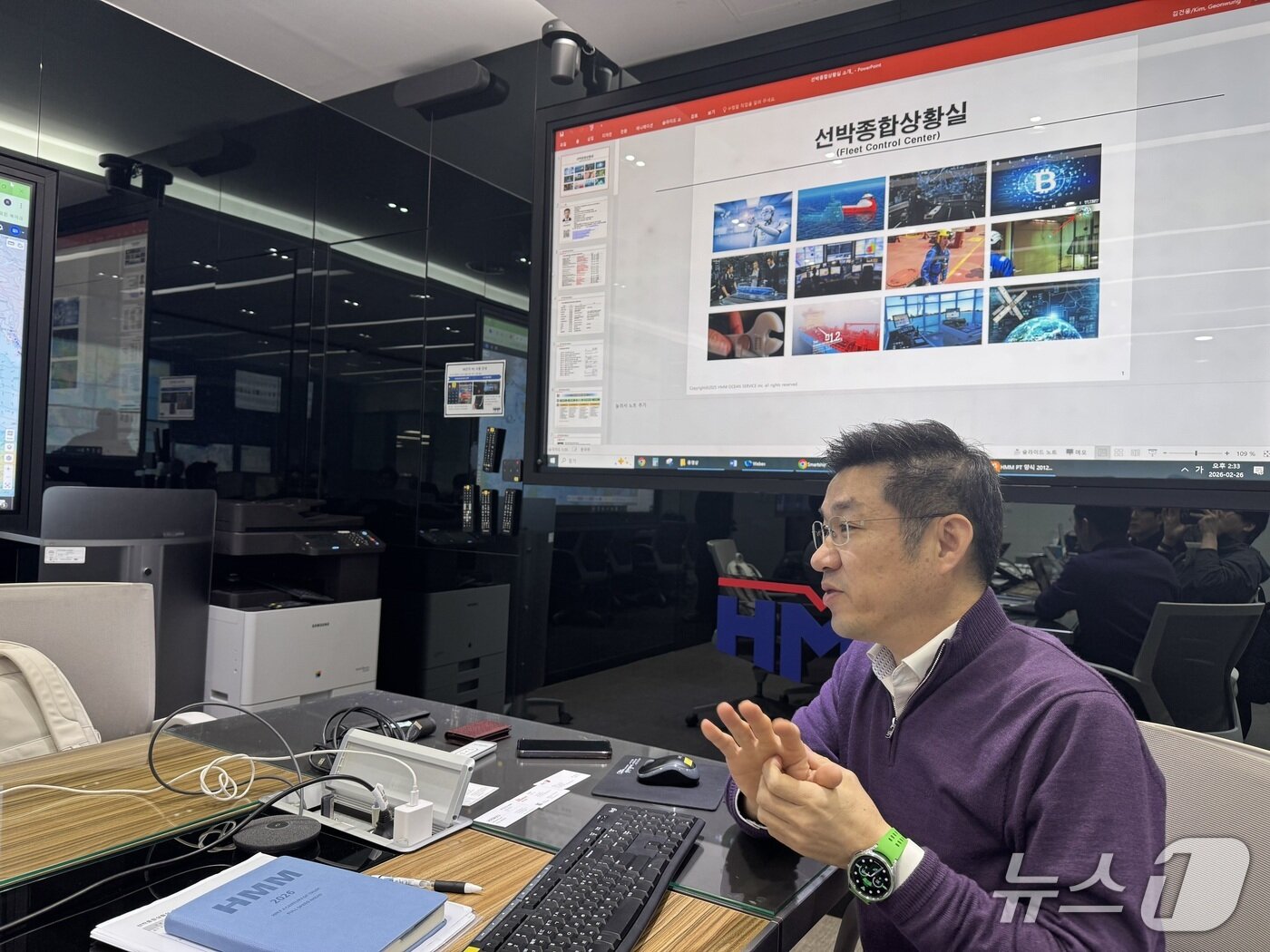 본문 이미지 - 지난달 26일 HMM 선박종합상황실에서 변상수 HMM오션서비스 해사디지털팀 팀장이 상황실에 대해 설명하는 모습 2026.3.4/뉴스1 ⓒ 뉴스1 박종홍 기자