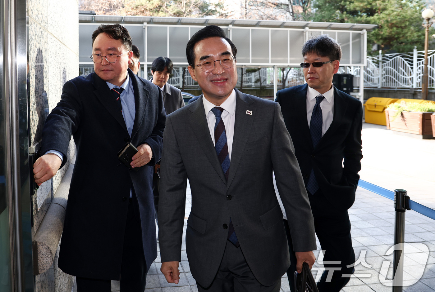 (서울=뉴스1) 최지환 기자 = 박홍근 기획예산처 장관 후보자가 4일 오전 서울 중구 예금보험공사 본사에 마련된 인사청문회 준비 사무실로 출근하고 있다. 2026.3.4/뉴스1