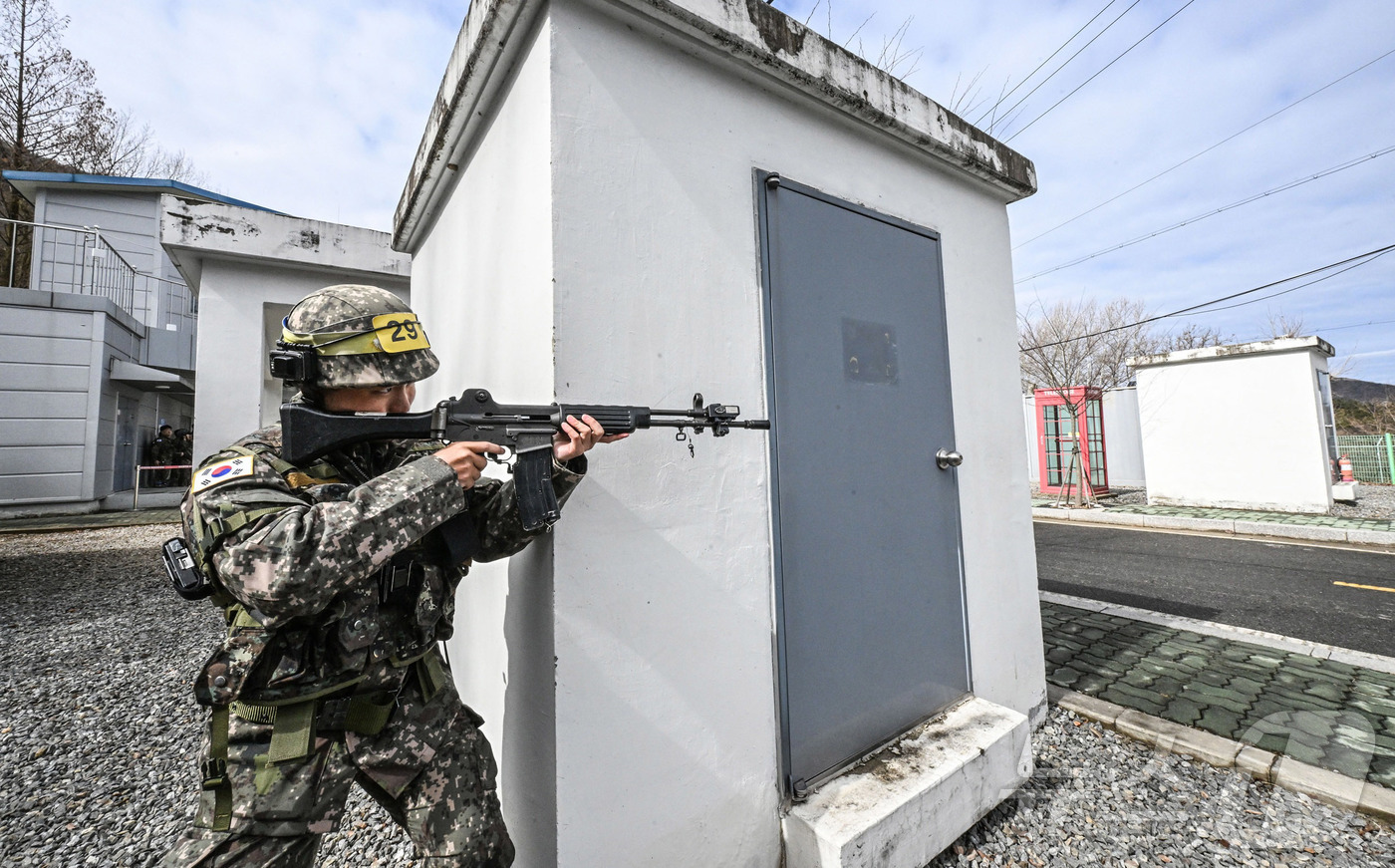 (서울=뉴스1) = 4일 서울 서초구 육군 52보병사단 서초 과학화예비군훈련장에서 진행된 예비군훈련 중 예비군들이 시가지 전술훈련을 하고 있다. (육군 제공. 재판매 및 DB 금지 …