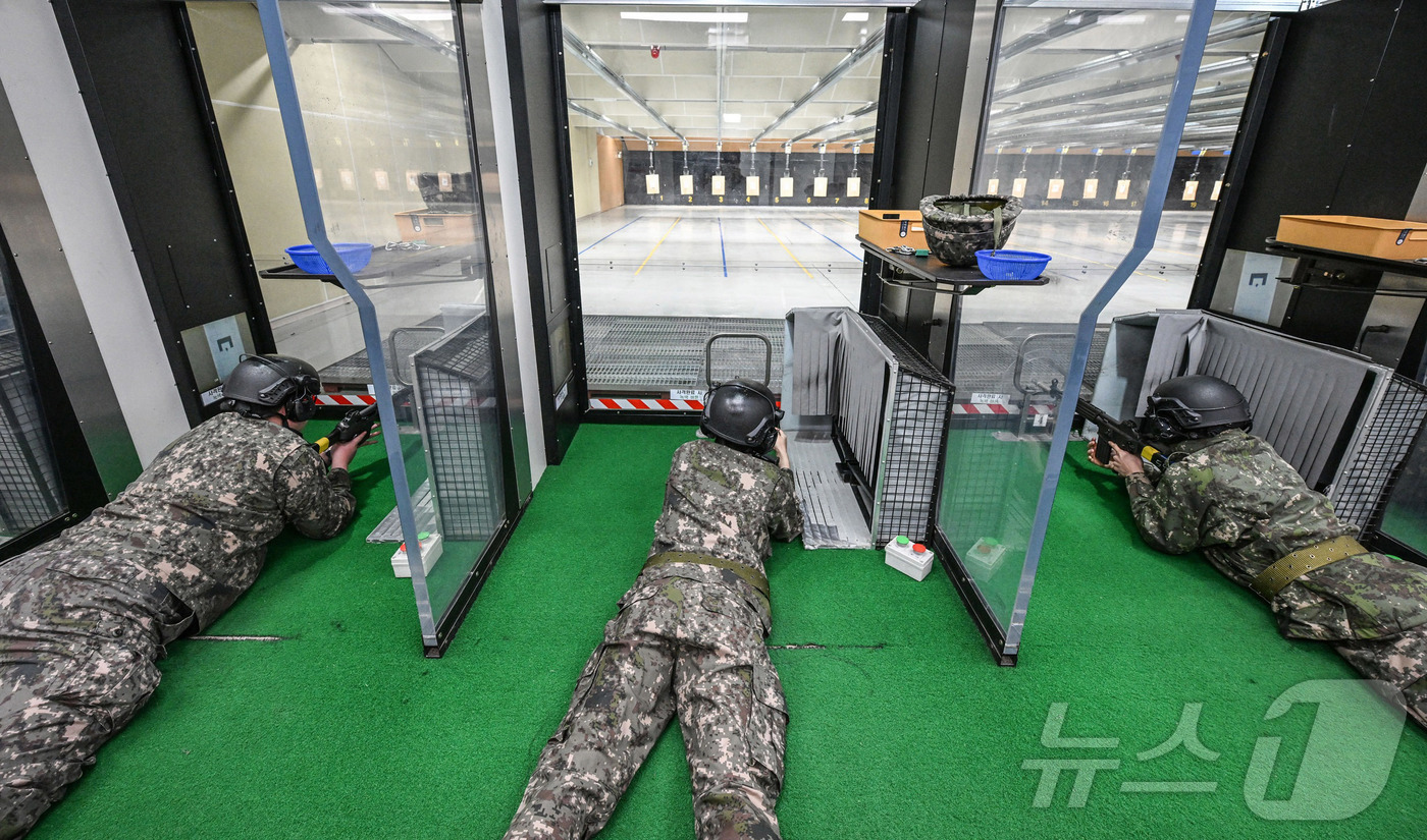 (서울=뉴스1) = 4일 서울 서초구 육군 52보병사단 서초 과학화예비군훈련장에서 진행된 예비군훈련 중 예비군들이 실내사격을 하고 있다. (육군 제공. 재판매 및 DB 금지)  2 …