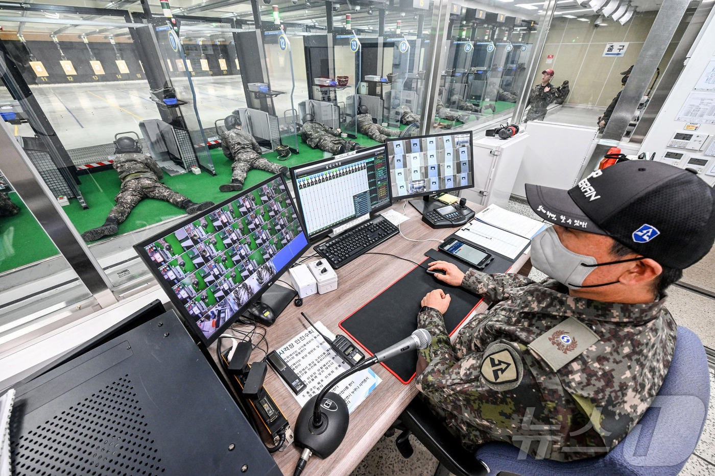 (서울=뉴스1) = 4일 서울 서초구 육군 52보병사단 서초 과학화예비군훈련장에서 진행된 예비군훈련 중 예비군들이 과학화사격 통제시스템을 적용해 실내사격을 하고 있다. (육군 제공 …