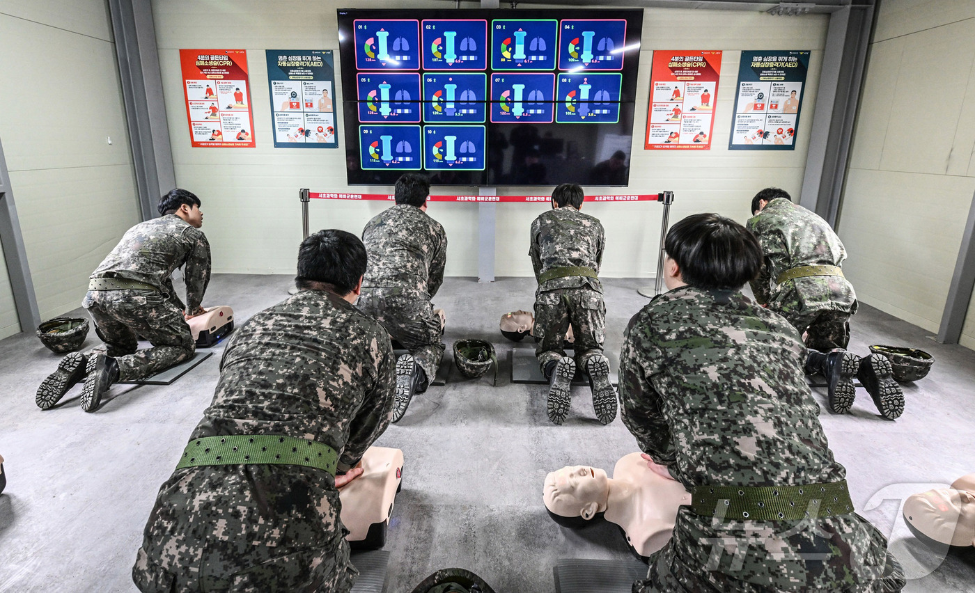 (서울=뉴스1) = 4일 서울 서초구 육군 52보병사단 서초 과학화예비군훈련장에서 진행된 예비군훈련 중 예비군들이 스마트 심폐소생술 시뮬레이터를 통해 교육을 진행하고 있다. (육군 …