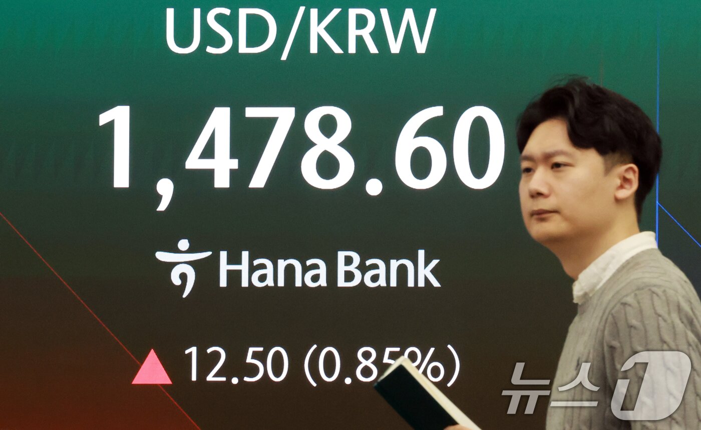 본문 이미지 - 미국과 이란 간의 무력 충돌로 경제시장 불안감이 지속되고 있는 4일 서울 중구 하나은행 본점 딜링룸 전광판에 코스피 지수가 나오고 있다. 이날 코스피는 전 거래일보다 238.98포인트(4.13%) 하락한 5552.93, 코스닥은 전 거래일보다 32.87포인트(2.89%) 하락한 1104.83에 거래를 시작했다. 원·달러 환율은 12.50원 오른 1478.60원에 거래되고 있다. 2026.3.4 ⓒ 뉴스1 이호윤 기자