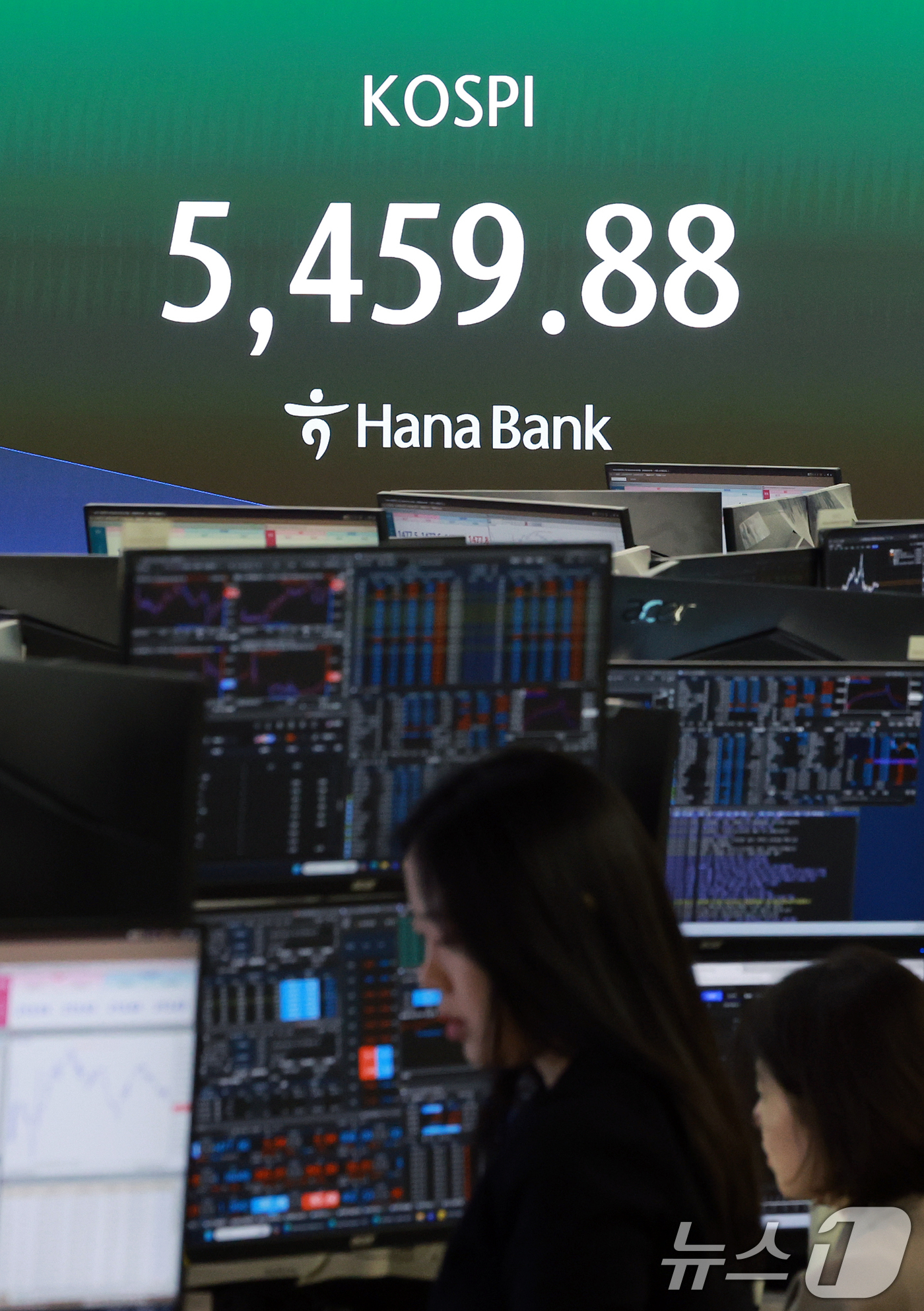 (서울=뉴스1) 이호윤 기자 = 미국과 이란 간의 무력 충돌로 경제시장 불안감이 지속되고 있는 4일 서울 중구 하나은행 본점 딜링룸 전광판에 코스피 지수가 나오고 있다. 이날 코스 …