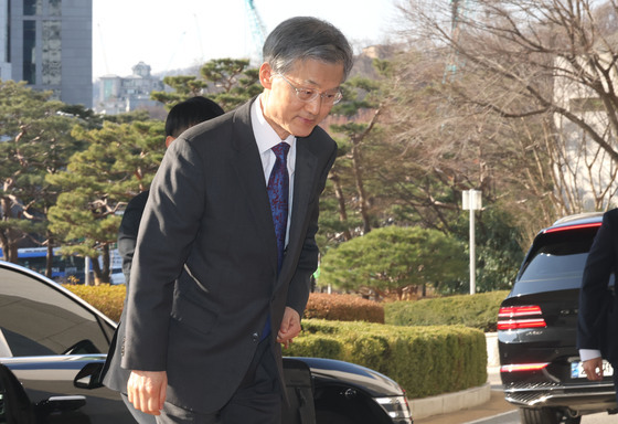 출근하는 조희대 대법원장