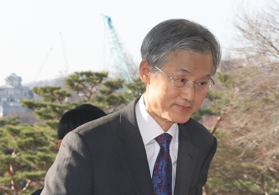 출근하는 조희대 대법원장