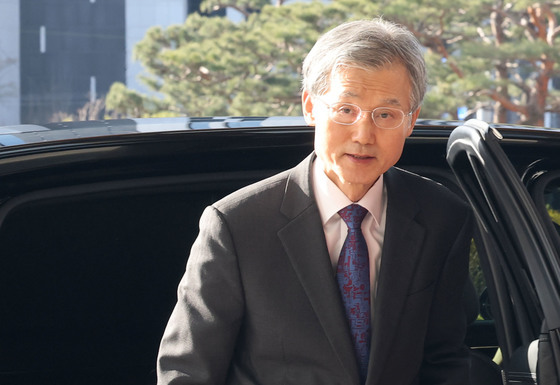 출근하는 조희대 대법원장