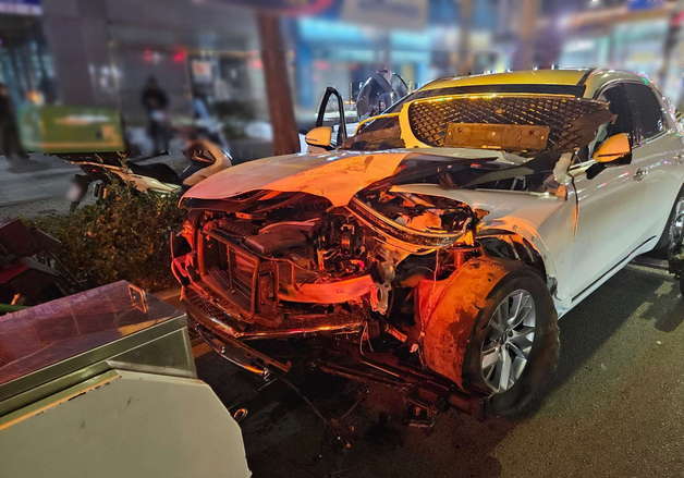 부산 금정구서 승용차 중앙선 침범 사고…4명 경상