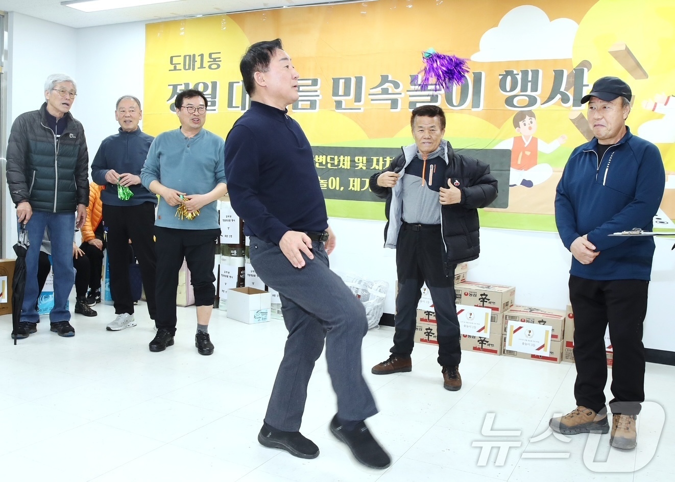 (대전=뉴스1) 이동원 기자 = 서철모 서구청장을 비롯한 지역 인사 등 주민 100여 명이 3일 서구 괴곡동 일원에서 괴곡동 운영위원회(대표 송인국) 주관 ‘정월대보름 거리제’를 …