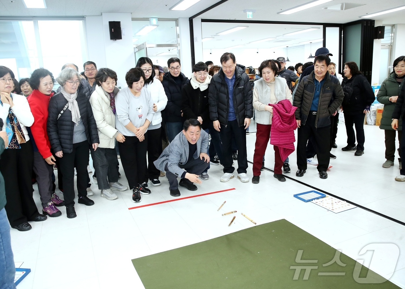 (대전=뉴스1) 이동원 기자 = 서철모 서구청장을 비롯한 지역 인사 등 주민 100여 명이 3일 서구 괴곡동 일원에서 괴곡동 운영위원회(대표 송인국) 주관 ‘정월대보름 거리제’를 …