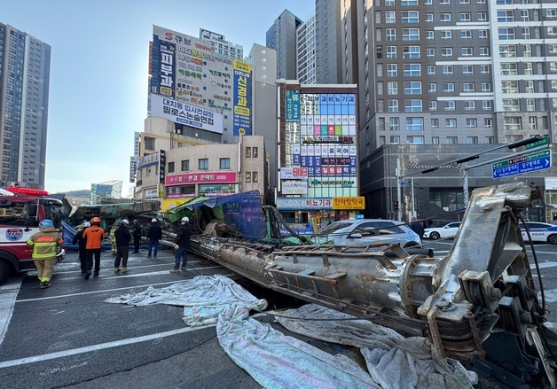 대구 만촌네거리 공사 현장서 천공기 쓰러져…3명 부상