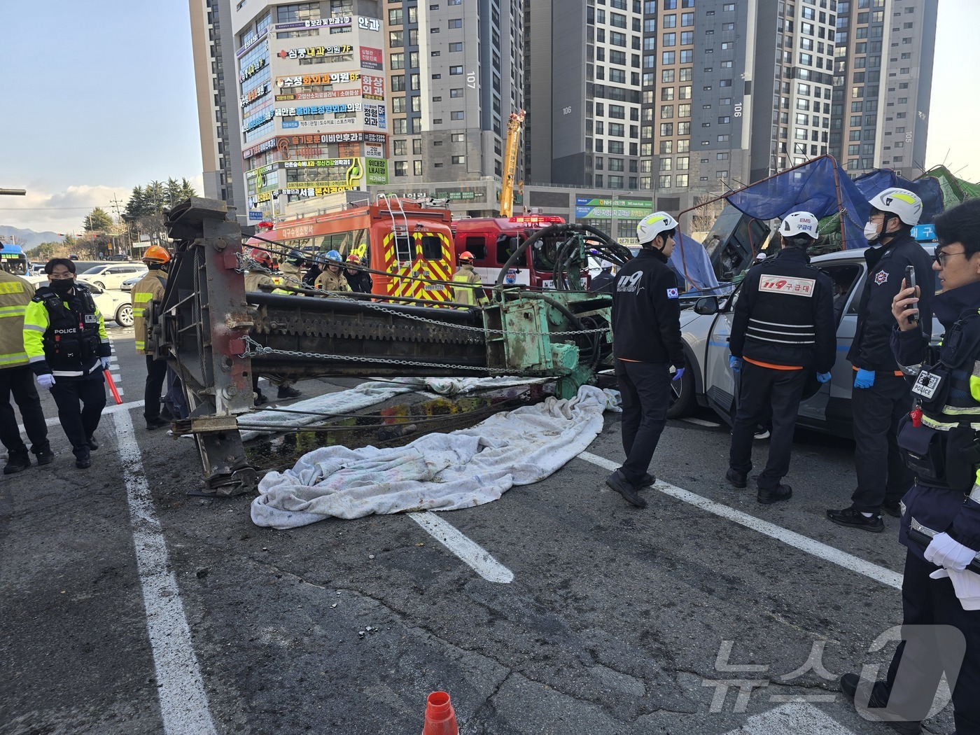 (대구=뉴스1) 이성덕 기자 = 4일 오전 9시6분쯤 대구 수성구 만촌네거리 공사 현장에서 천공기가 전도되면서 지나가던 택시를 덮쳤다. 소방 당국은 구조 활동을 진행하고 있다.(독 …