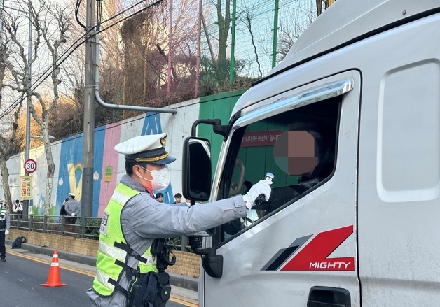 스쿨존 등굣길 음주단속…운전자 불만 속 학부모는 '안심'