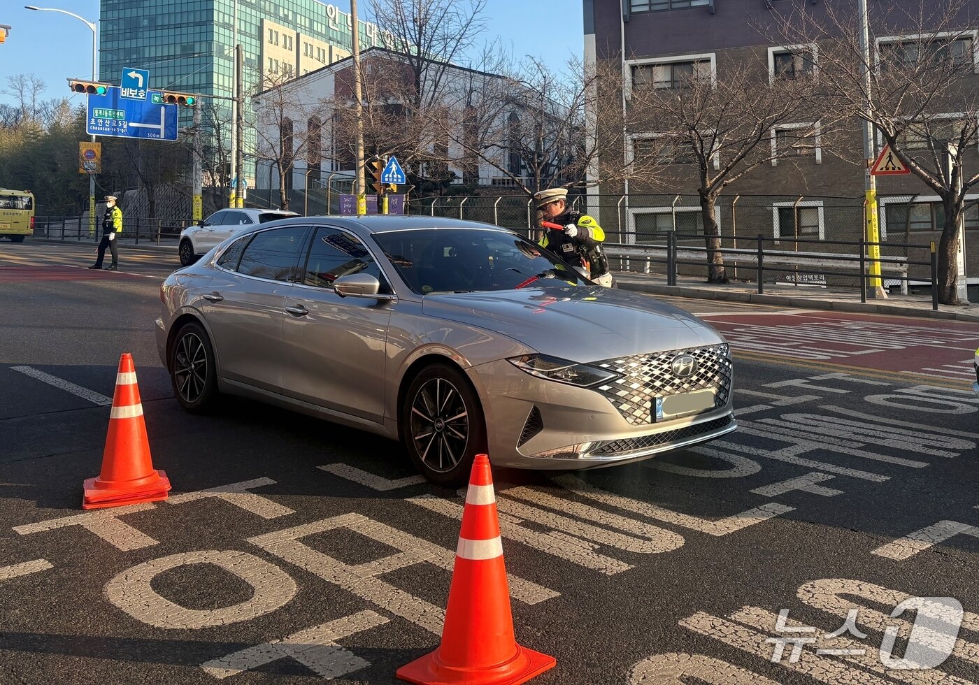 본문 이미지 - 4일 오전 8시 서울 노원구 월계동 신계초등학교 앞에서  스쿨존 등굣길 음주운전 단속이 진행됐다.  ⓒ 뉴스1 소봄이 기자