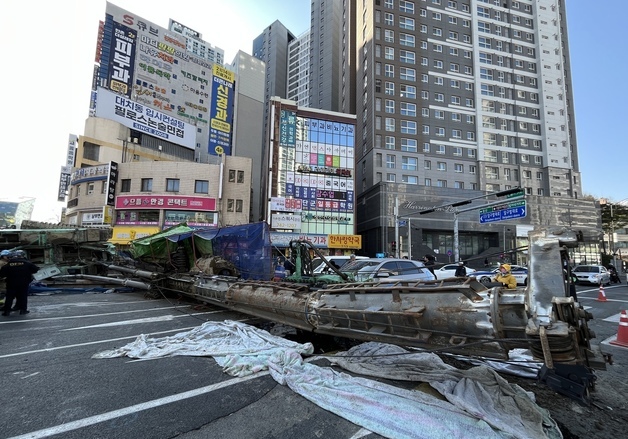 대구 만촌네거리 공사장서 천공기 전도…택시 덮쳐 3명 부상(종합)