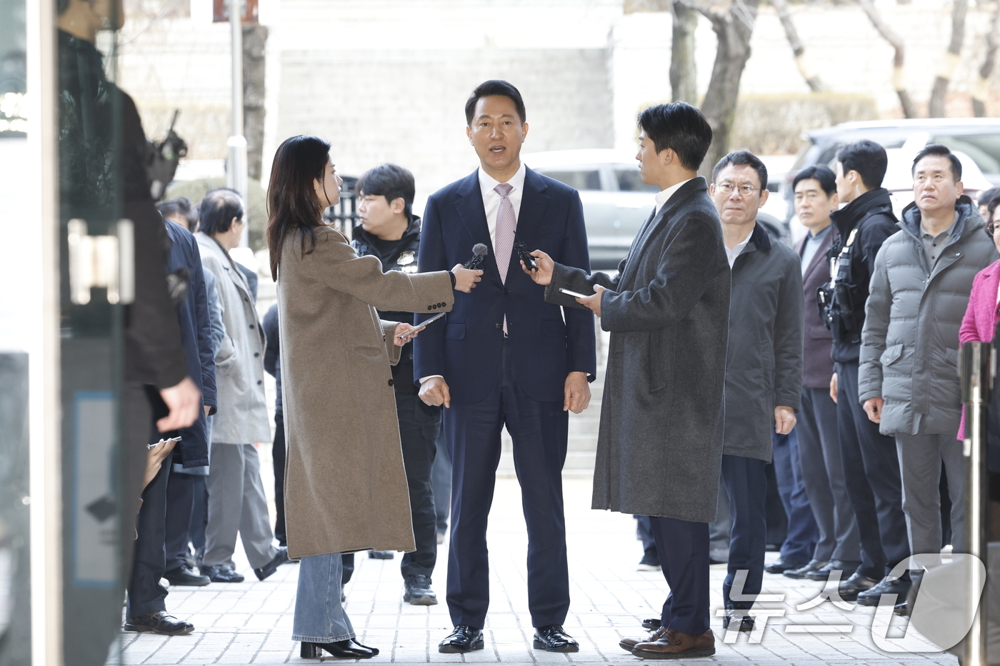 (서울=뉴스1) 박정호 기자 = '명태균 여론조사비 대납' 의혹으로 기소된 오세훈 서울시장이 4일 오전 서울시 서초구 서초동 서울중앙지방법원에서 열린 정치자금법위반 첫 공판에 출석 …