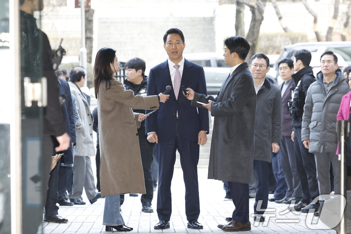 본문 이미지 - '명태균 여론조사비 대납' 의혹으로 기소된 오세훈 서울시장이 4일 오전 서울시 서초구 서초동 서울중앙지방법원에서 열린 정치자금법위반 첫 공판에 출석하며 입장을 밝히고 있다. 2026.3.4 ⓒ 뉴스1 박정호 기자