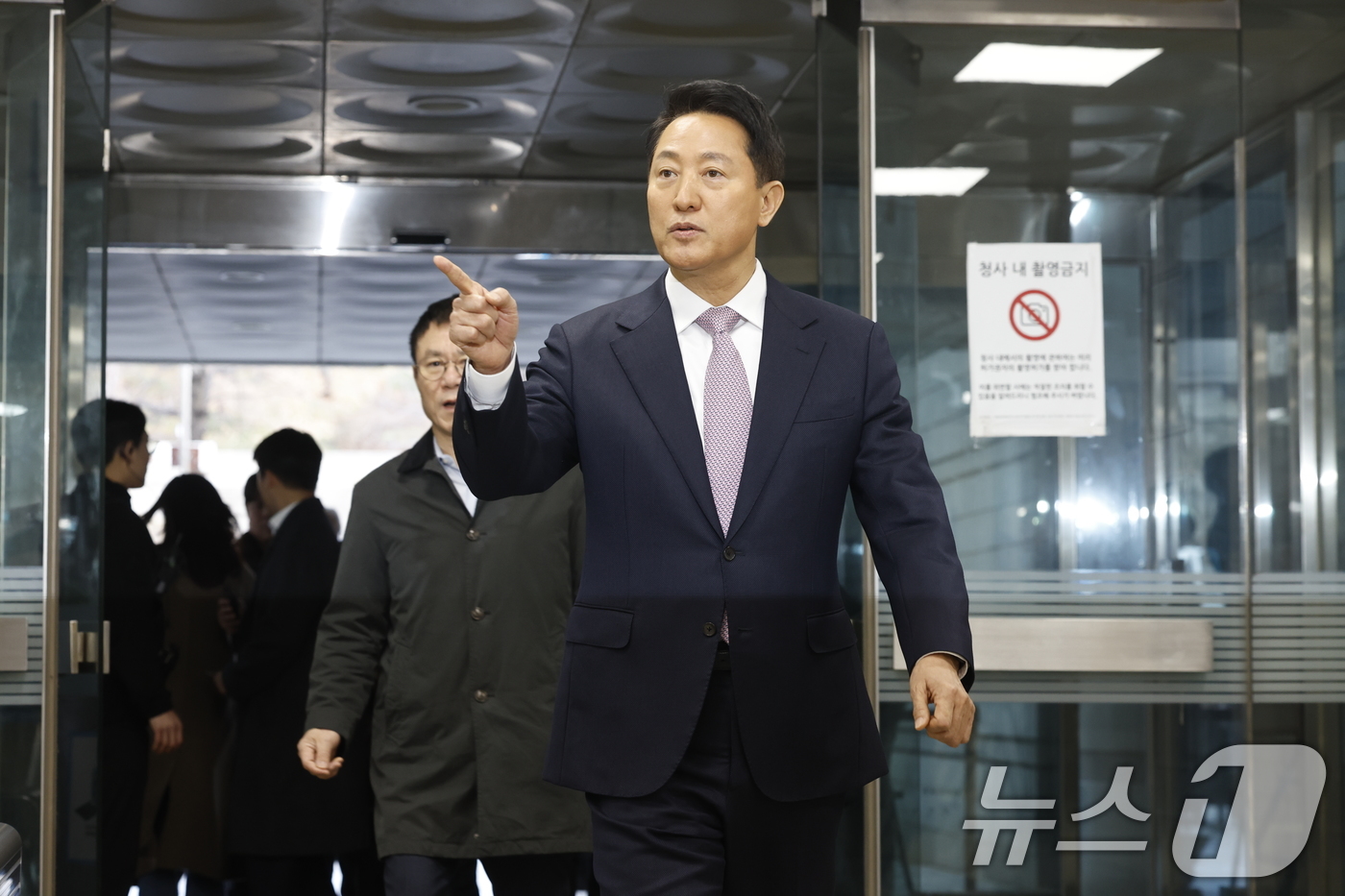 (서울=뉴스1) 박정호 기자 = '명태균 여론조사비 대납' 의혹으로 기소된 오세훈 서울시장이 4일 오전 서울시 서초구 서초동 서울중앙지방법원에서 열린 정치자금법위반 첫 공판에 출석 …