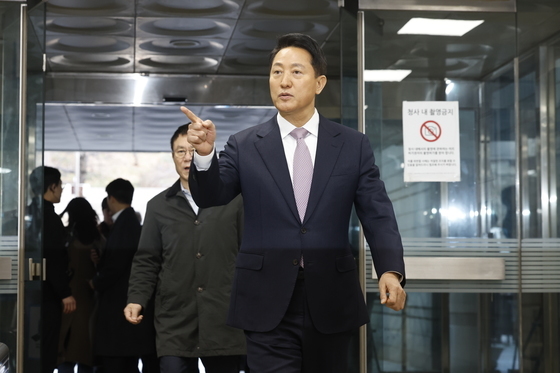 '명태균 여론조사비 대납' 의혹 오세훈 시장 첫 공판 출석