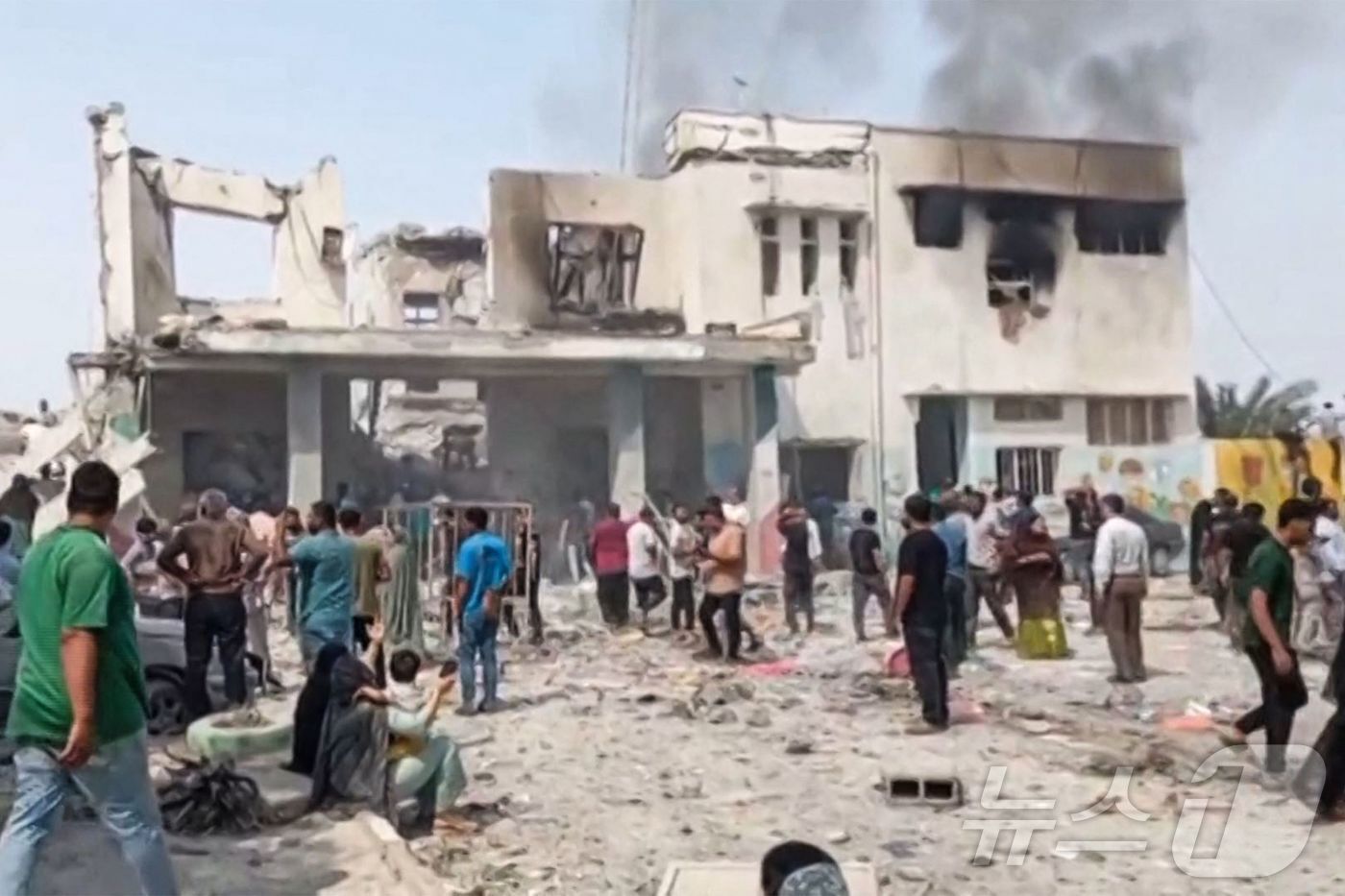 본문 이미지 - 28일(현지시간) 이란 국영 TV 방송에서 캡처한 사진. 이란 남부 호르무즈간 주 미나브에 있는 여아 초등학교가 미국과 이스라엘의 공습으로 붕괴돼 있다. ⓒ AFP=뉴스1