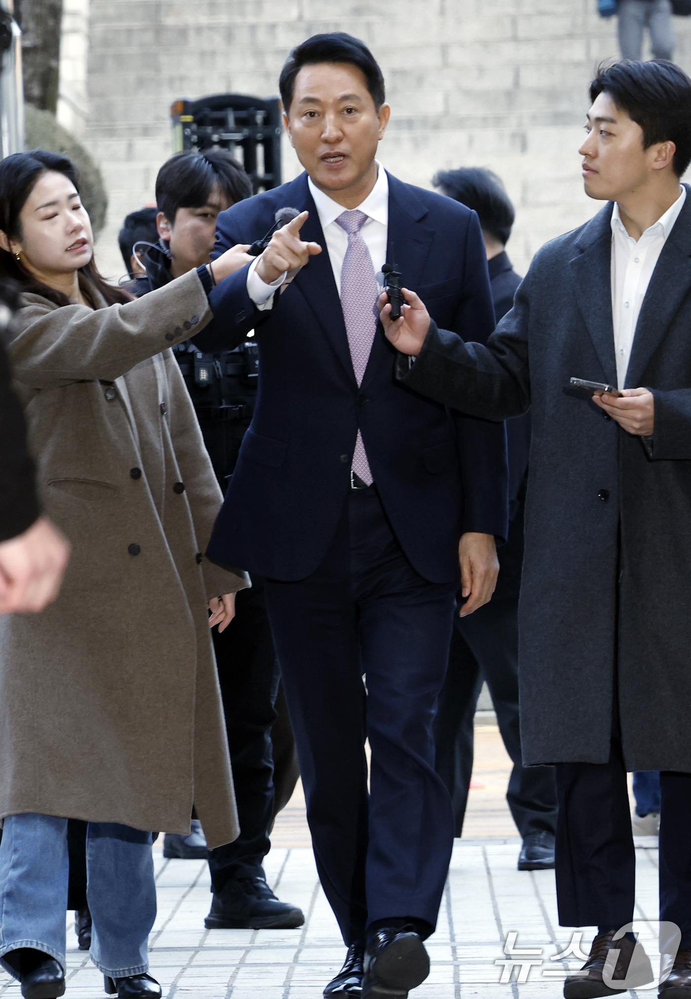 (서울=뉴스1) 박정호 기자 = '명태균 여론조사비 대납' 의혹으로 기소된 오세훈 서울시장이 4일 오전 서울시 서초구 서초동 서울중앙지방법원에서 열린 정치자금법위반 첫 공판에 출석 …