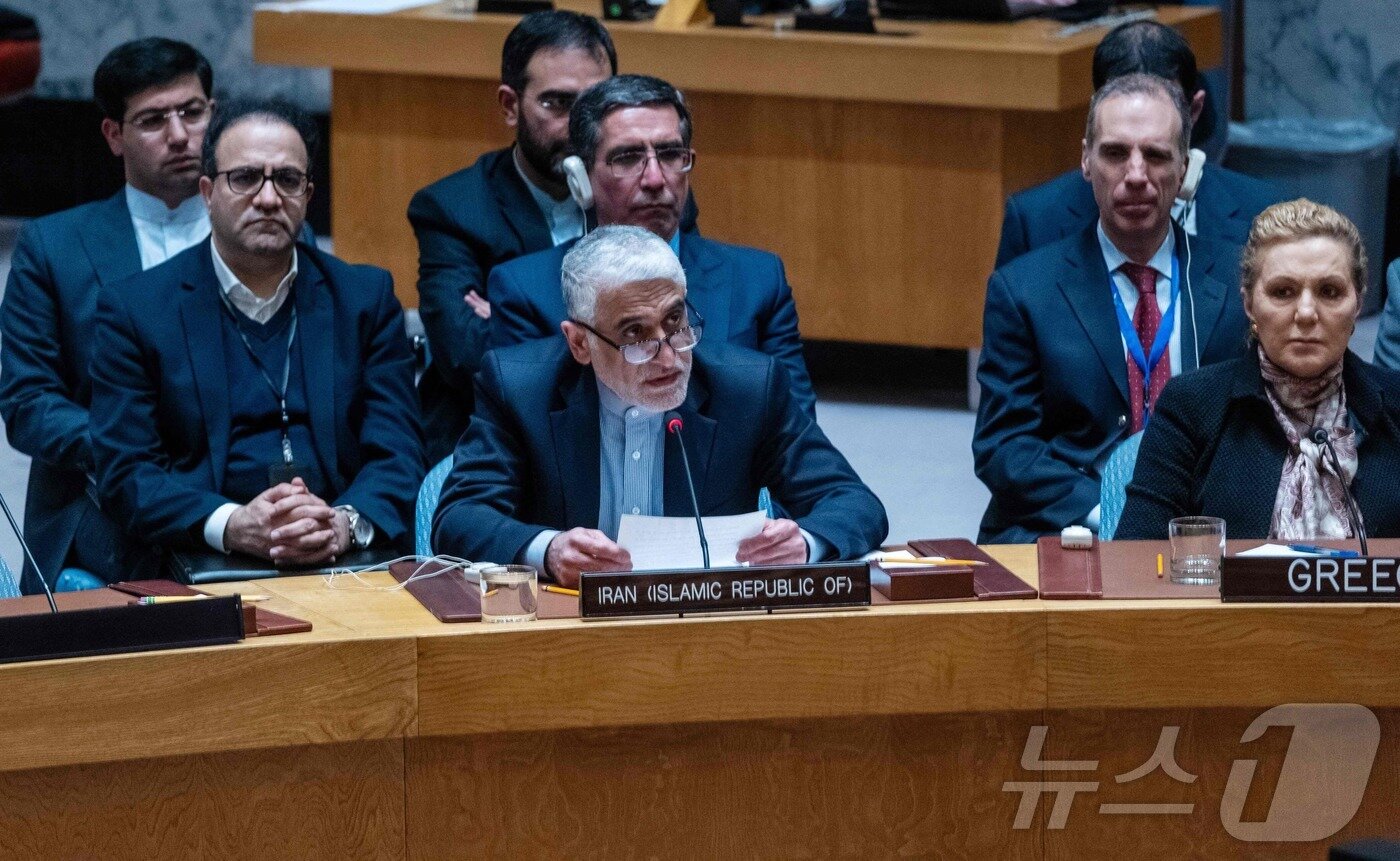 본문 이미지 - 28일(현지시간) 이란의 유엔 대사 아미르 사이드 이라바니가 뉴욕 유엔에서 열린 이란 사태 관련 긴급 안전보장이사회 회의에서 발언하는 모습.  ⓒ AFP=뉴스1