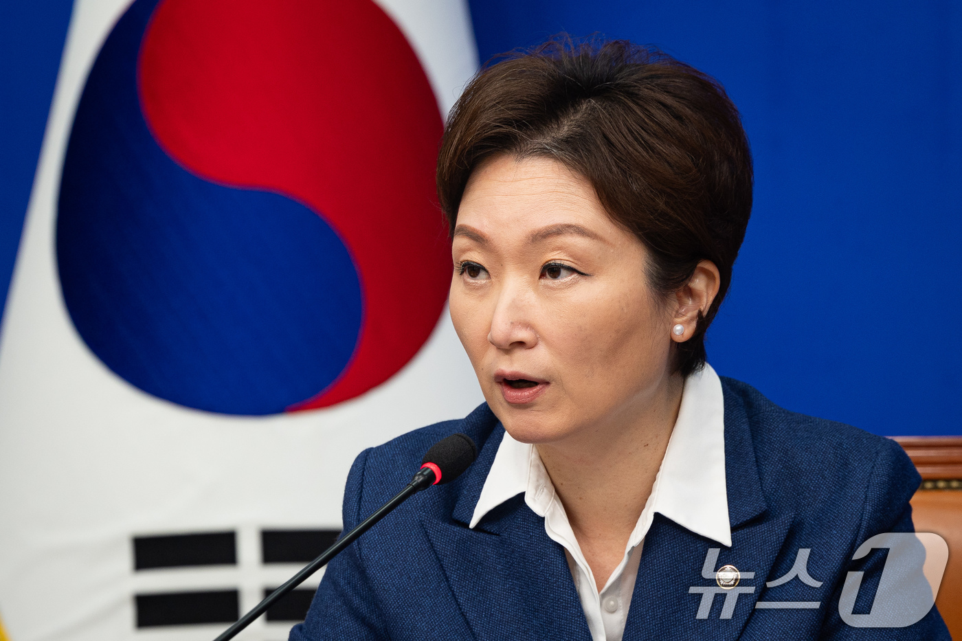 (서울=뉴스1) 유승관 기자 = 이언주 더불어민주당 최고위원이 4일 서울 여의도 국회에서 열린 최고위원회의에서 모두 발언을 하고 있다. 2026.3.4/뉴스1