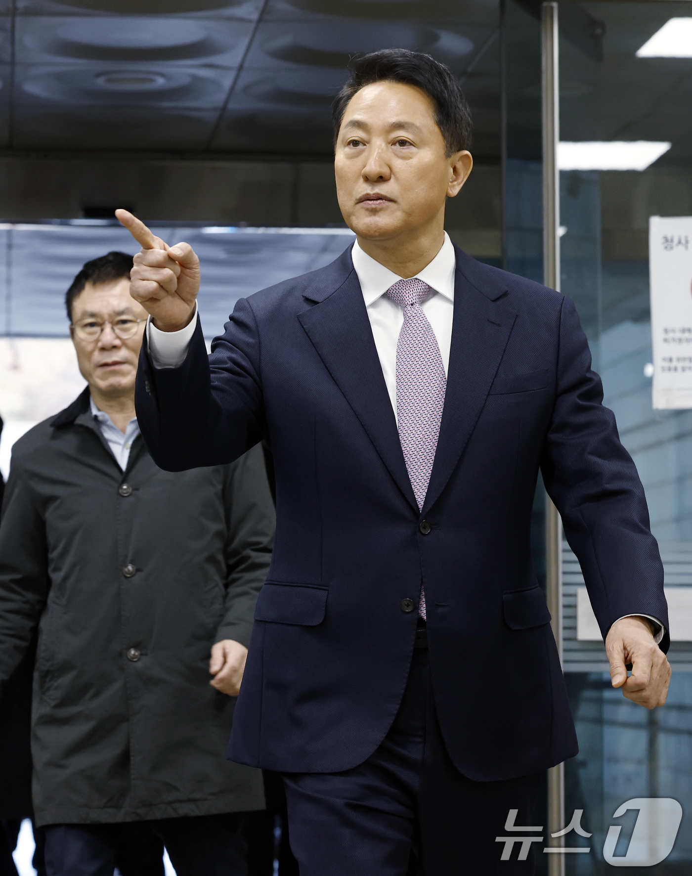 (서울=뉴스1) 박정호 기자 = '명태균 여론조사비 대납' 의혹으로 기소된 오세훈 서울시장이 4일 오전 서울시 서초구 서초동 서울중앙지방법원에서 열린 정치자금법위반 첫 공판에 출석 …