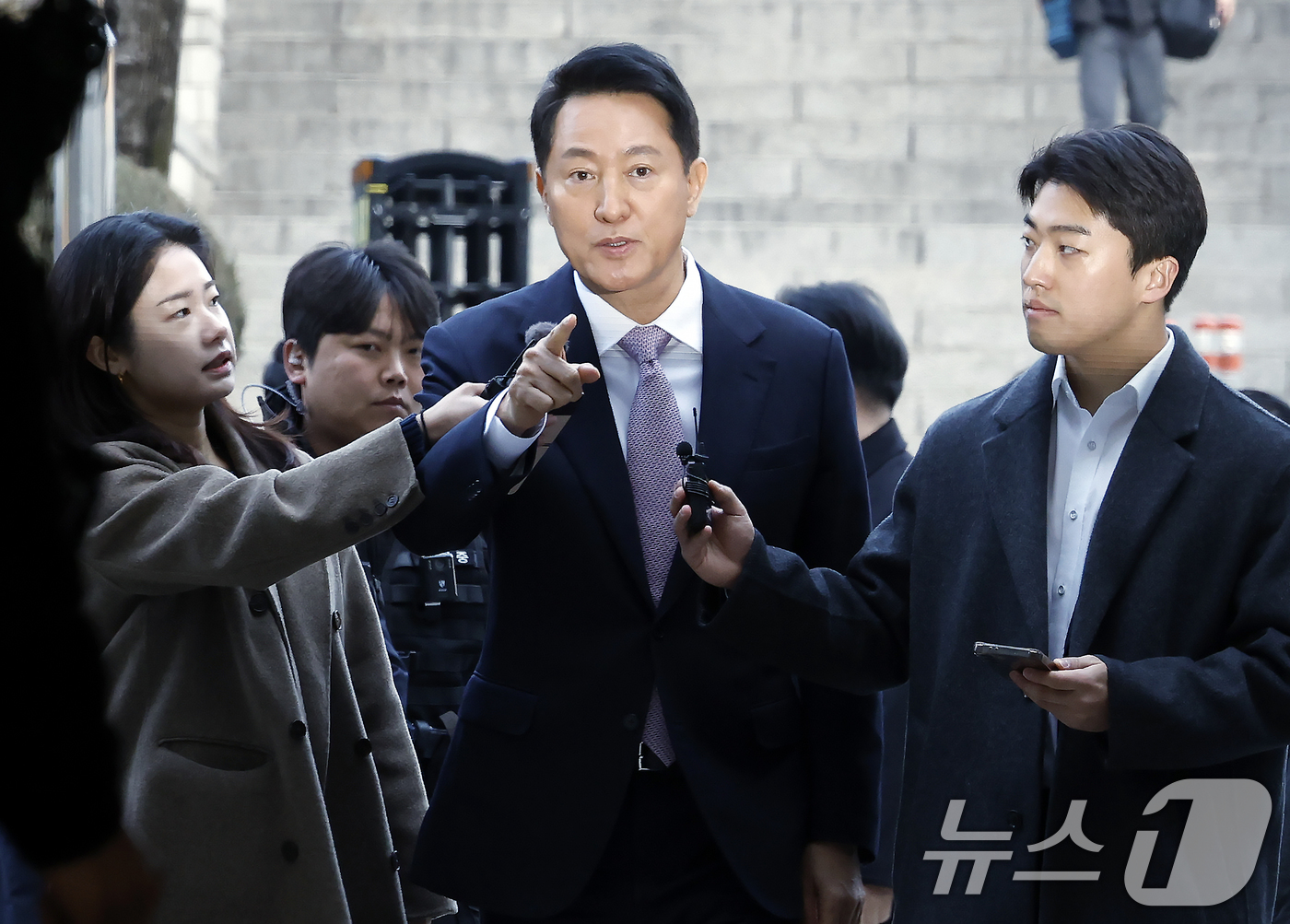 (서울=뉴스1) 박정호 기자 = '명태균 여론조사비 대납' 의혹으로 기소된 오세훈 서울시장이 4일 오전 서울시 서초구 서초동 서울중앙지방법원에서 열린 정치자금법위반 첫 공판에 출석 …