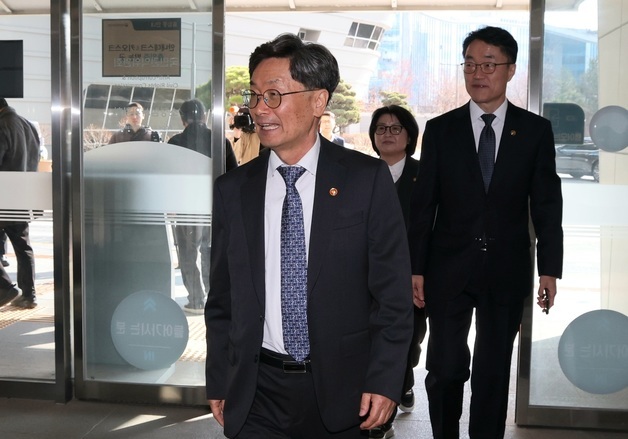 정일연 권익위원장 취임…"공직자, 권한 남용해 사익추구 행위 예방 집중"