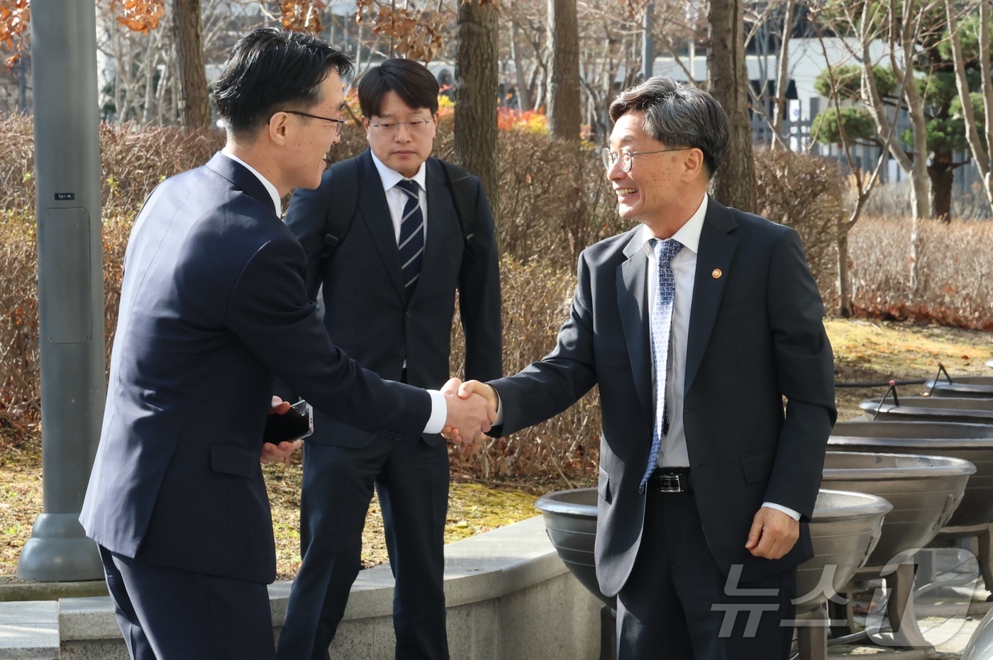 (세종=뉴스1) 김기남 기자 = 정일연 국민권익위원회 신임 위원장이 4일 오전 세종시 정부세종청사 권익위로 첫 출근하며 부위원장들과 인사를 나누고 있다.  2026.3.4/뉴스1