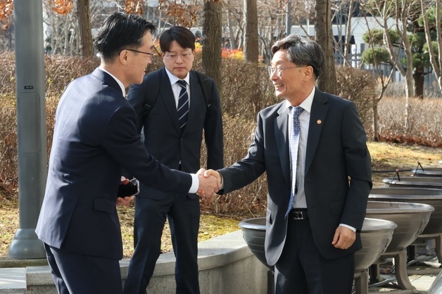 첫 출근하는 신임 정일연 국민권익위원장