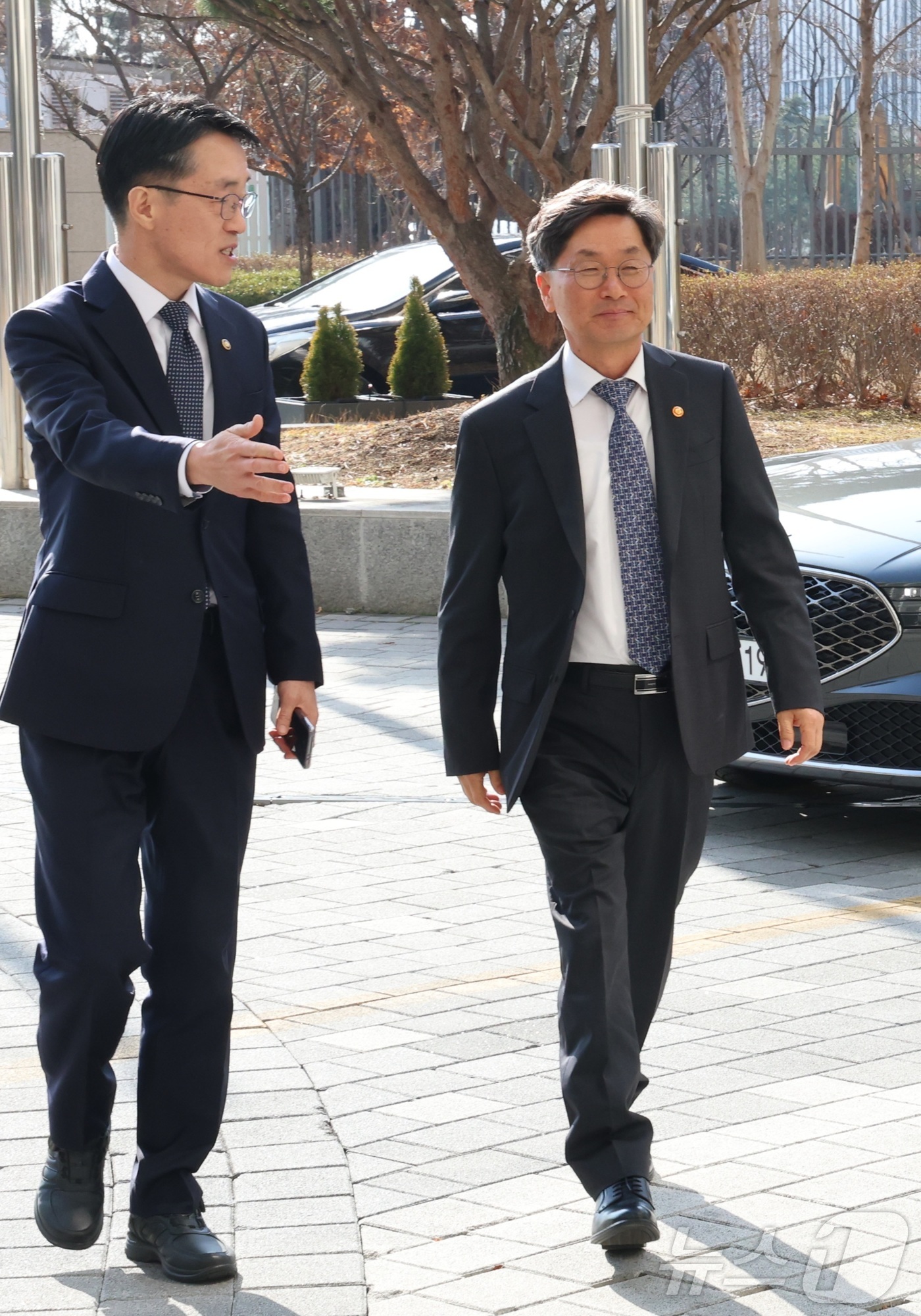 (세종=뉴스1) 김기남 기자 = 정일연 국민권익위원회 신임 위원장이 4일 오전 세종시 정부세종청사 권익위로 첫 출근하고 있다.  2026.3.4/뉴스1