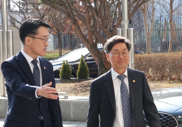 첫 출근하는 신임 정일연 국민권익위원장