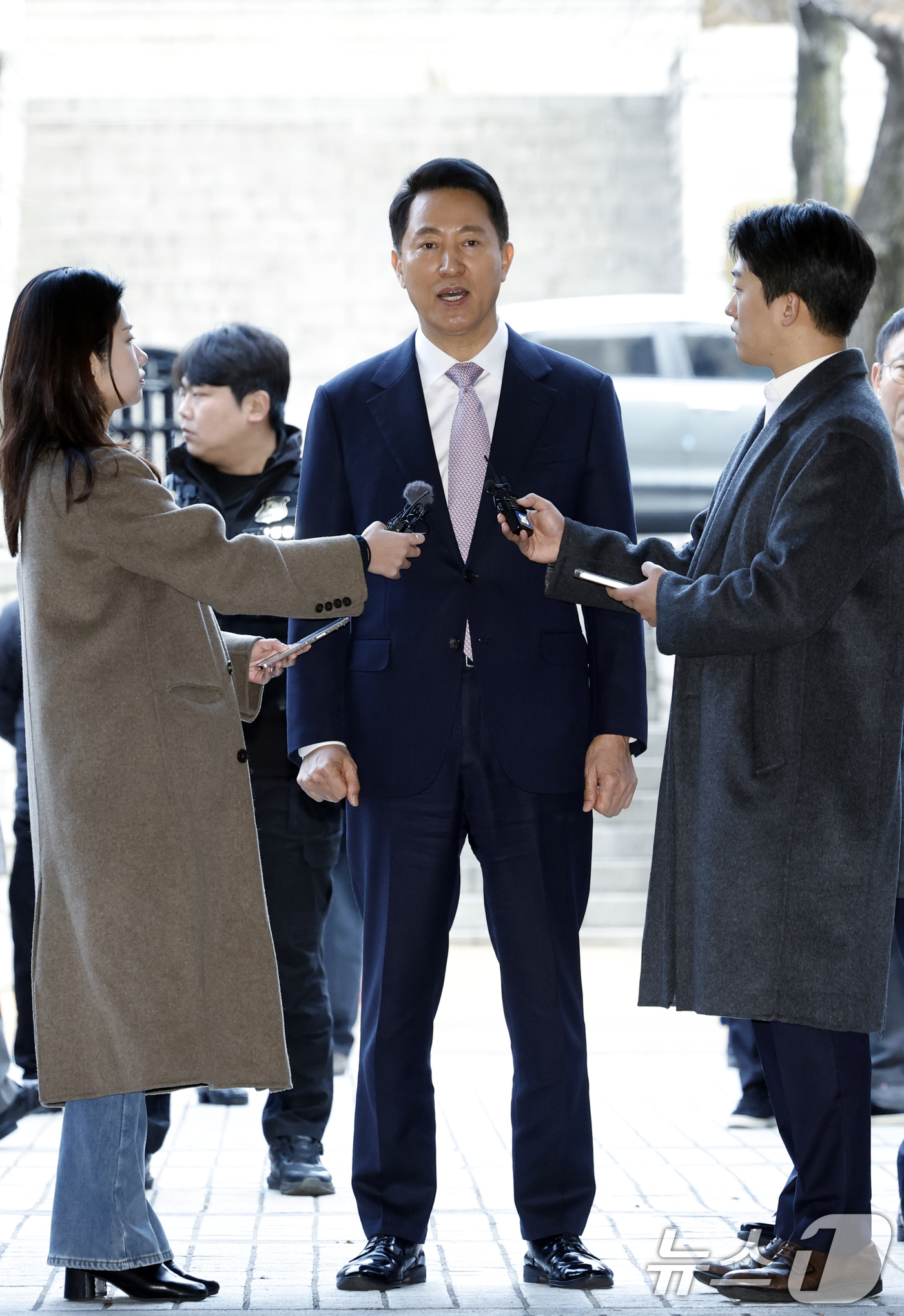 (서울=뉴스1) 박정호 기자 = '명태균 여론조사비 대납' 의혹으로 기소된 오세훈 서울시장이 4일 오전 서울시 서초구 서초동 서울중앙지방법원에서 열린 정치자금법위반 첫 공판에 출석 …