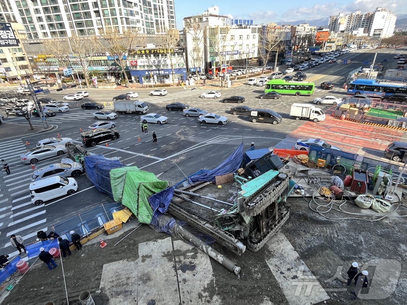 (대구=뉴스1) 공정식 기자 = 4일 오전 9시6분쯤 대구 수성구 만촌네거리 공사 현장에서 천공기가 전도돼 쓰러진 천공기가 지나가던 택시와 접촉하면서 운전자 등 3명이 부상을 입었 …