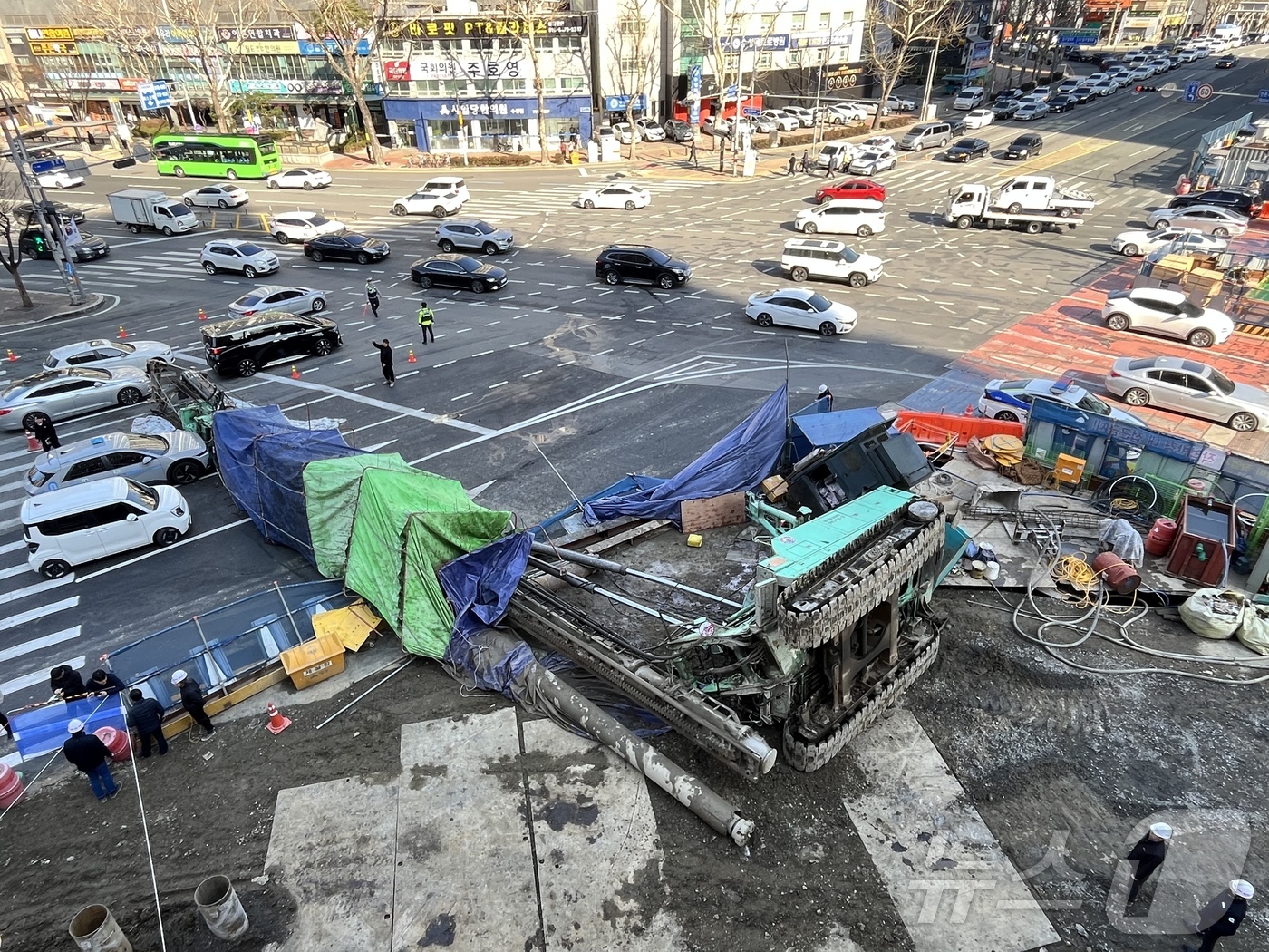 (대구=뉴스1) 공정식 기자 = 4일 오전 9시6분쯤 대구 수성구 만촌네거리 공사 현장에서 천공기가 전도돼 쓰러진 천공기가 지나가던 택시와 접촉하면서 운전자 등 3명이 부상을 입었 …