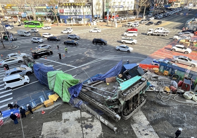 "몇년째 공사냐"…천공기 전도 대구 만촌네거리, 가슴 쓸어내린 시민들